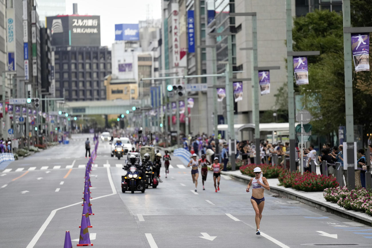 世界陸上女子マラソンで東京の街を走るランナー（AP)