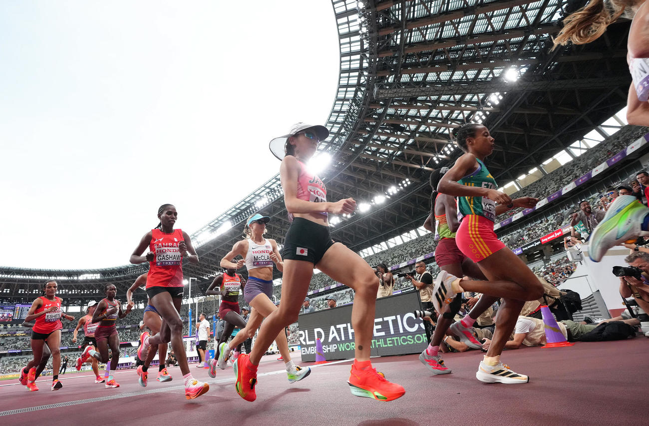 女子マラソン　スタートし、国立競技場を後にする安藤（中央）（撮影・足立雅史）