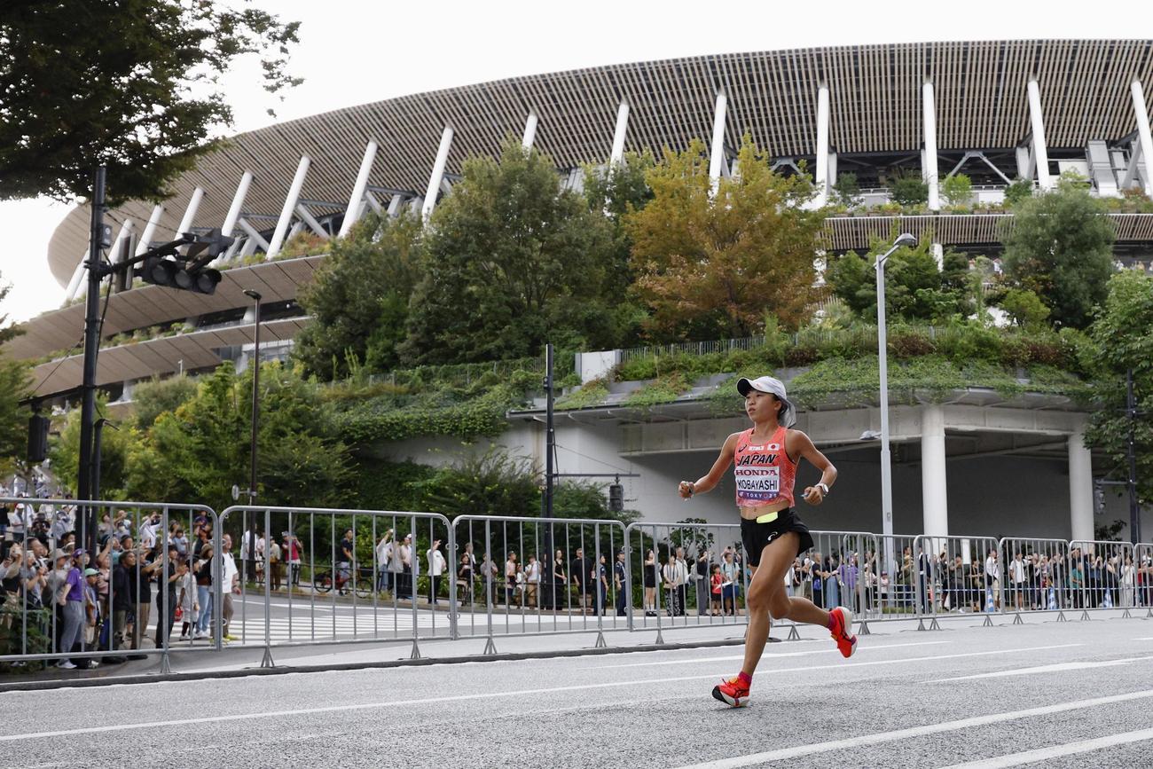 女子マラソン　力走する小林香菜。奥は国立競技場（共同）