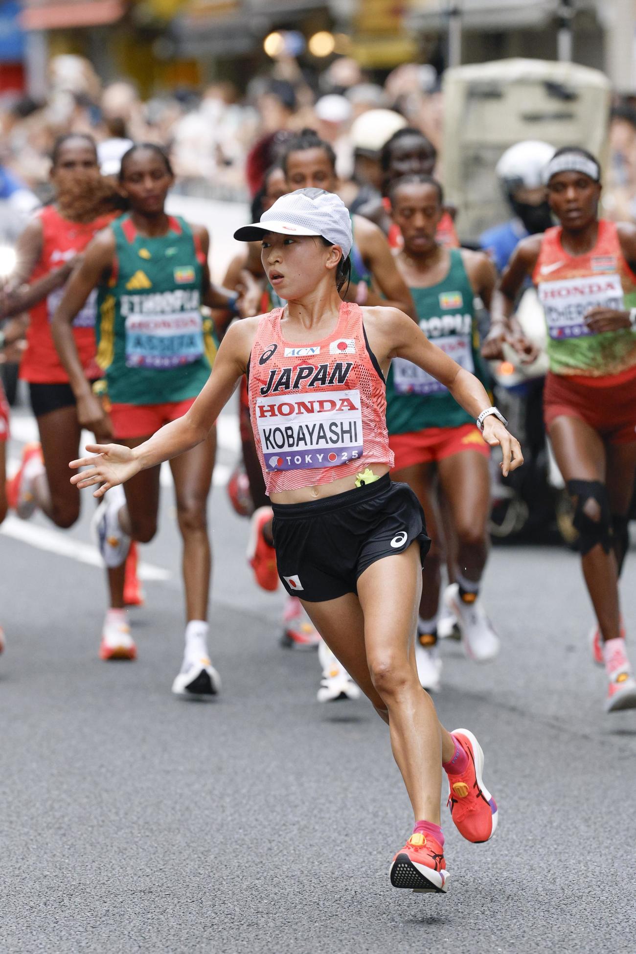 女子マラソン　力走する小林香菜＝東京・秋葉原（共同）