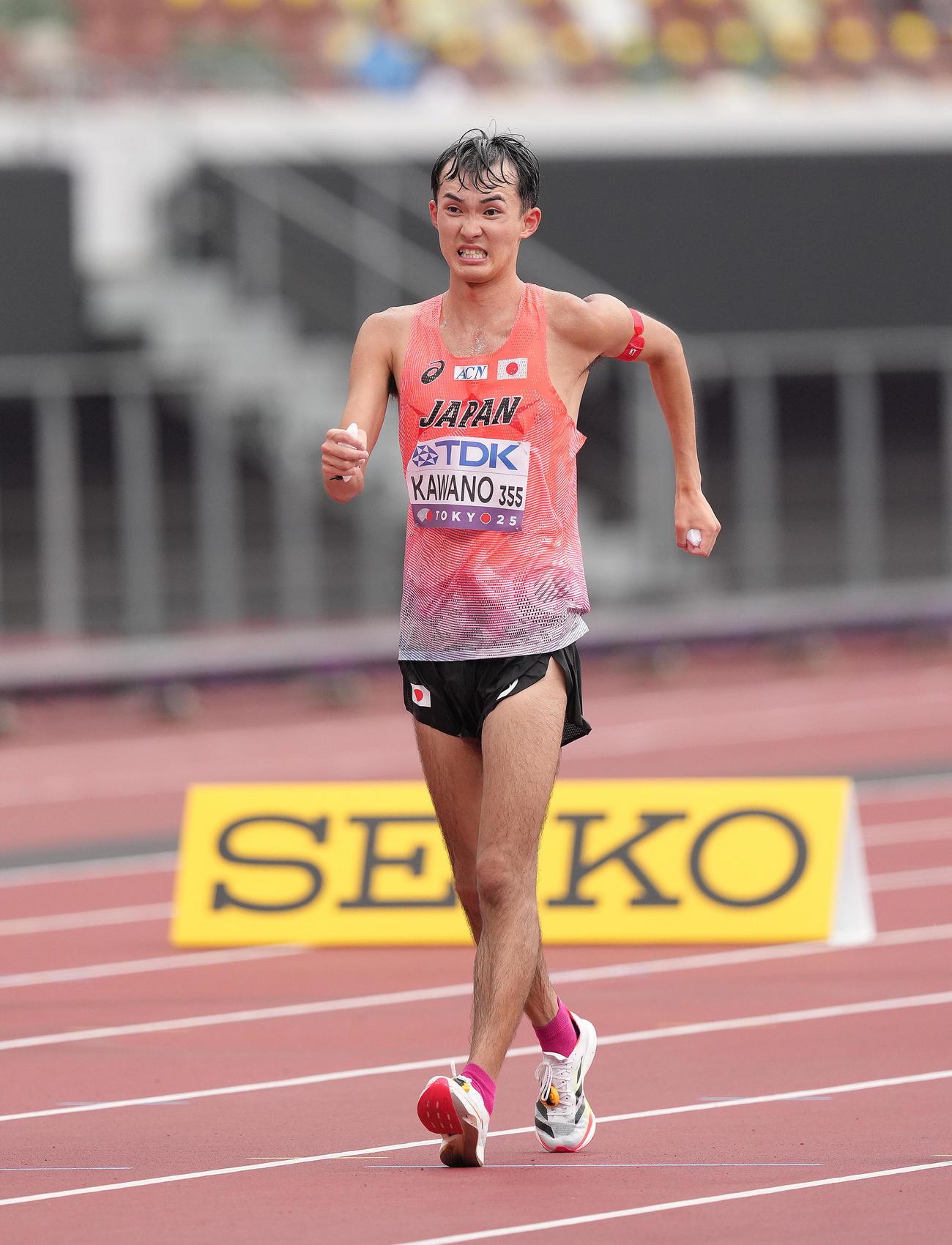 男子35キロ競歩決勝、苦しそうな表情でゴールした川野（撮影・足立雅史）