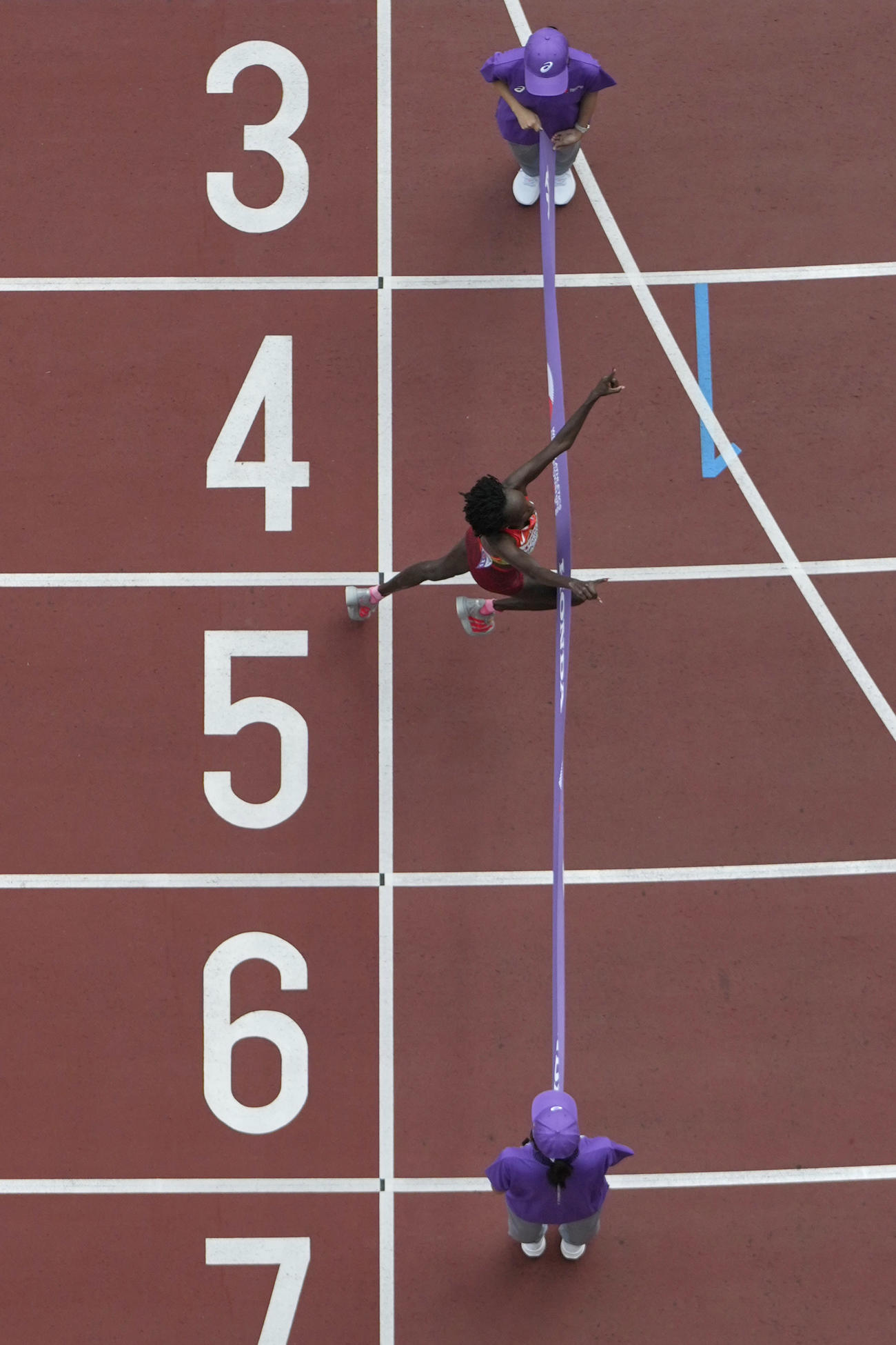 女子マラソンで、ケニアのペレス・ジェプチルチルが優勝（AP）