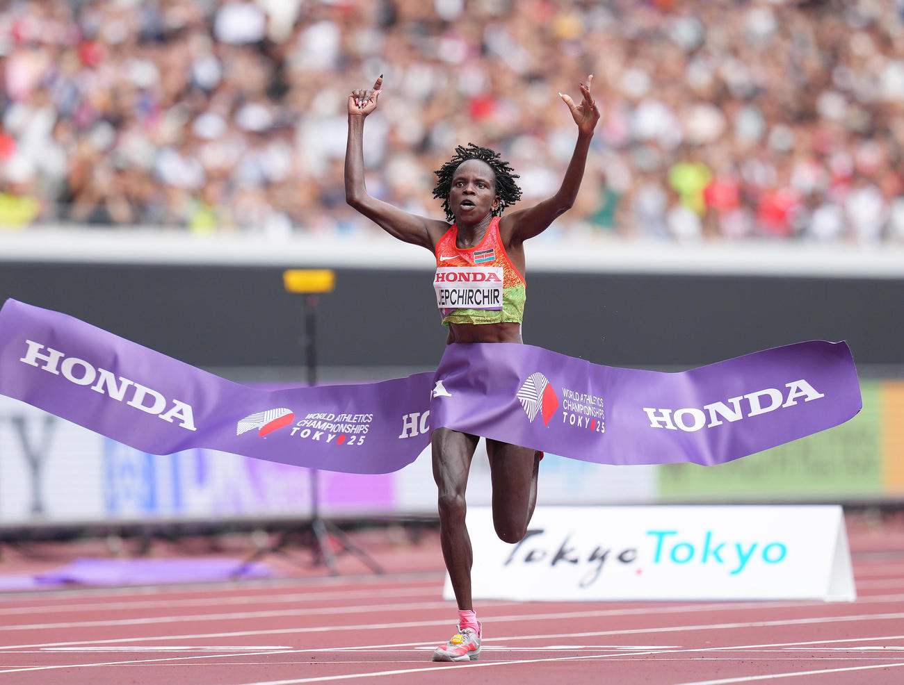 女子マラソンで金メダルに輝いたケニアのジェプチルチル（撮影・足立雅史）