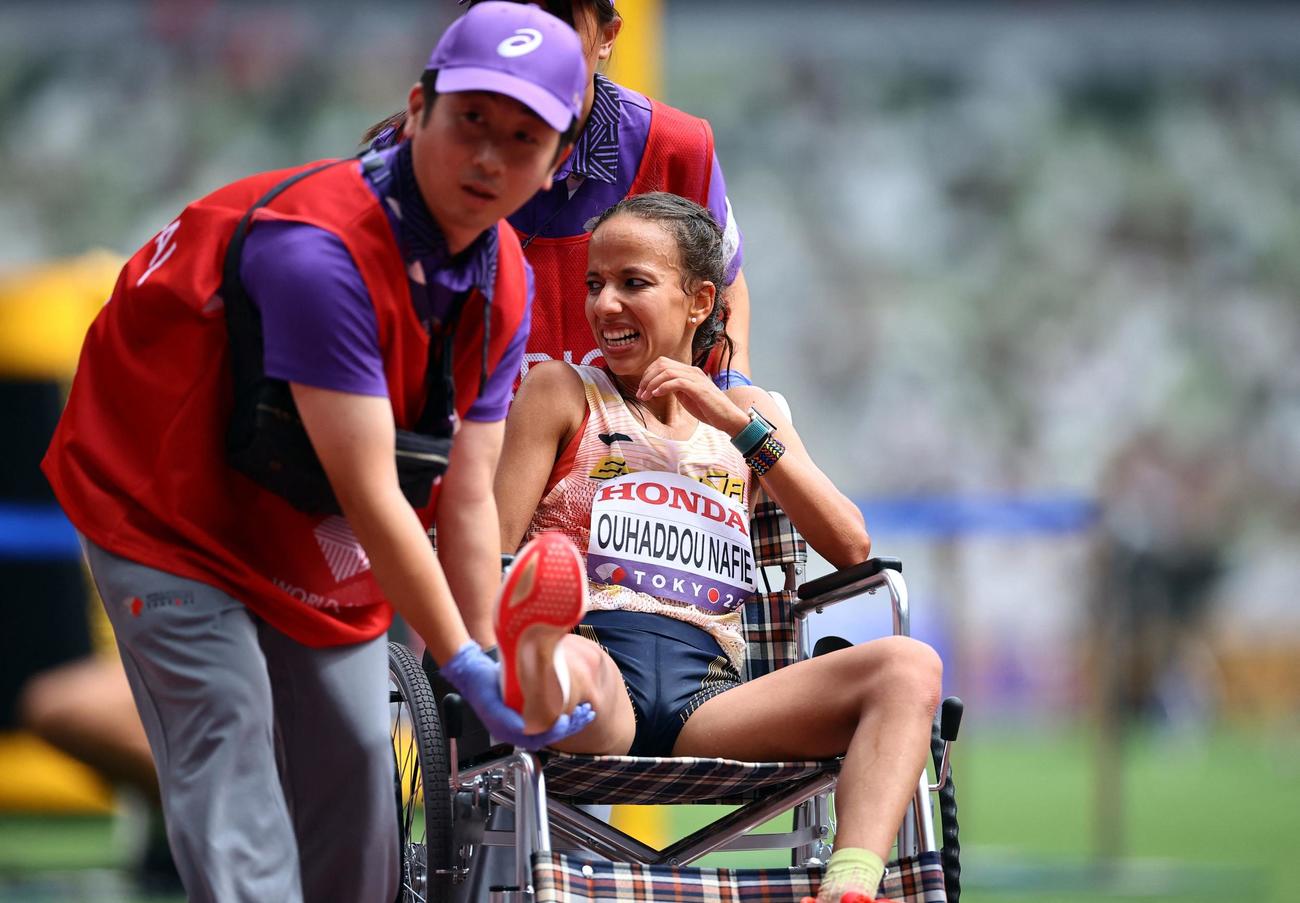 女子マラソンで医療支援を受けるスペインのファティマ・アッザラー・ウハッドゥ・ナフィエ選手（ロイター）