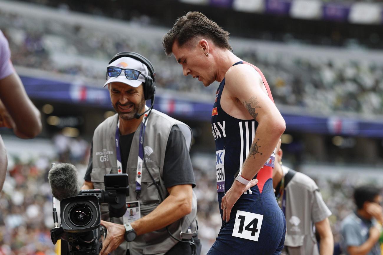 男子1500メートル予選　レースを終え、引き揚げるヤコブ・インゲブリクトセン（共同）