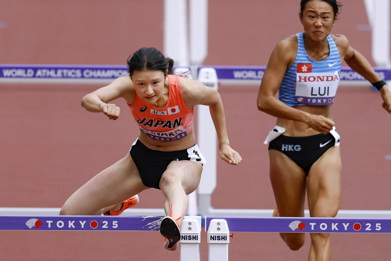 女子100メートル障害予選　力走する田中佑美（左）（共同）