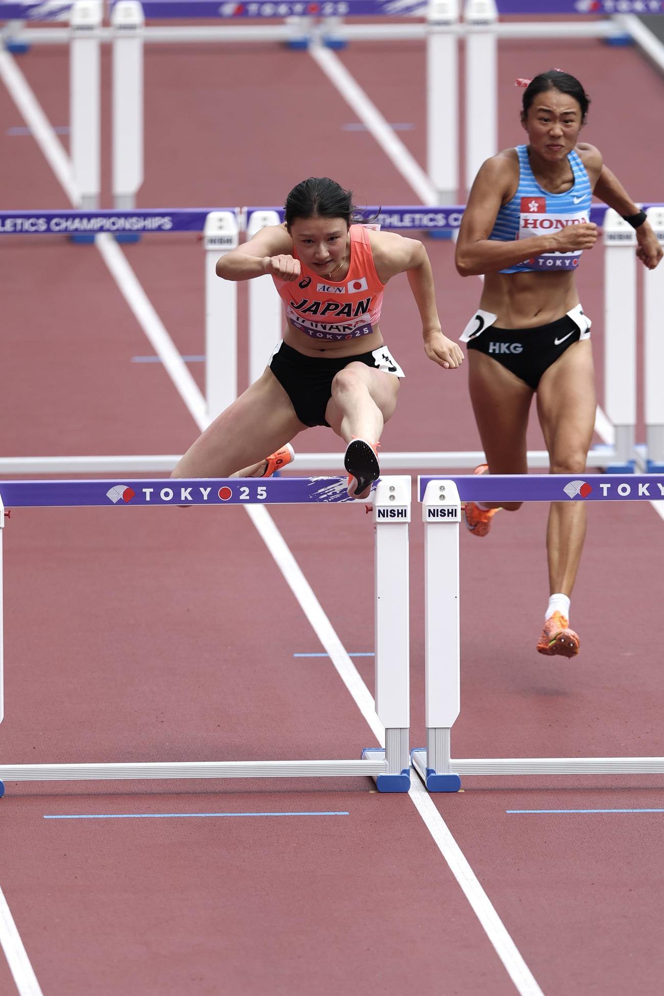 女子100メートル障害予選　障害を超える田中（撮影・宮地輝）