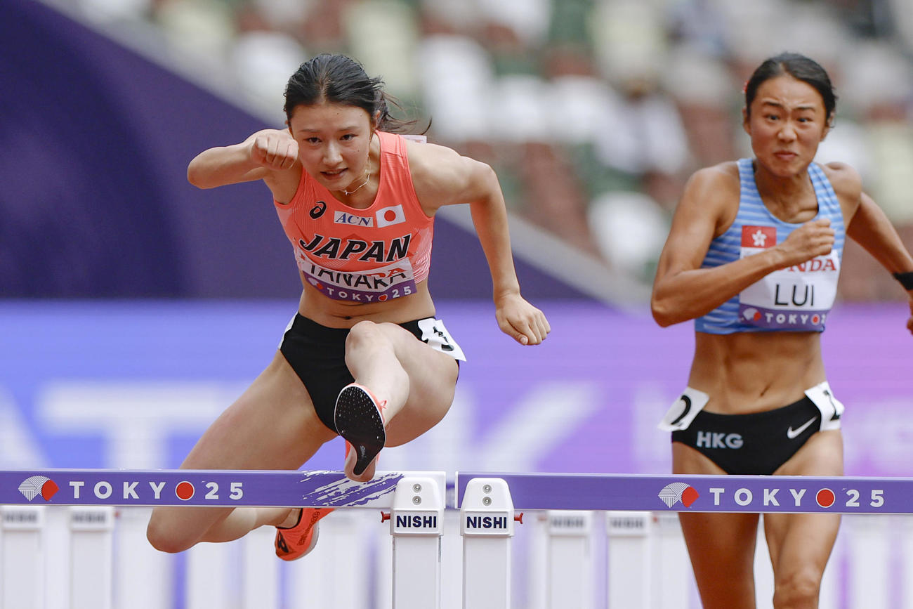 女子100メートル障害予選　力走する田中佑美（左）（共同）