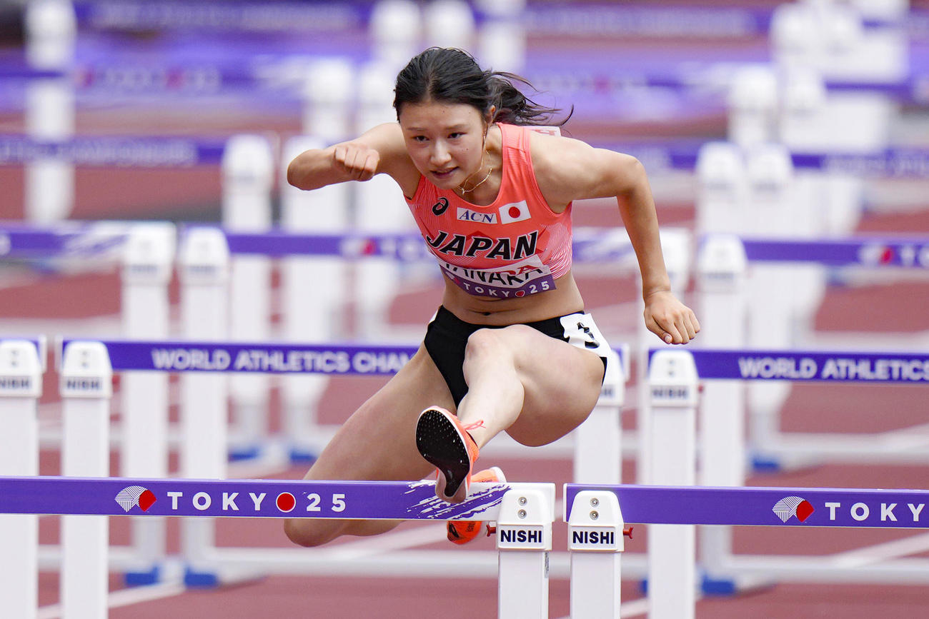 女子100メートル障害予選　力走する田中佑美（共同）