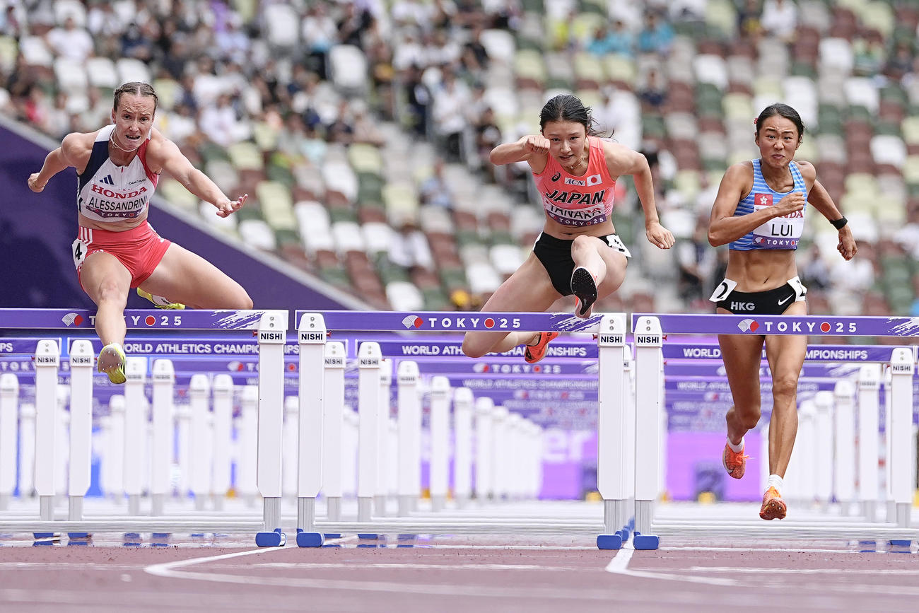 女子100メートル障害予選　力走する田中佑美（中央）（共同）