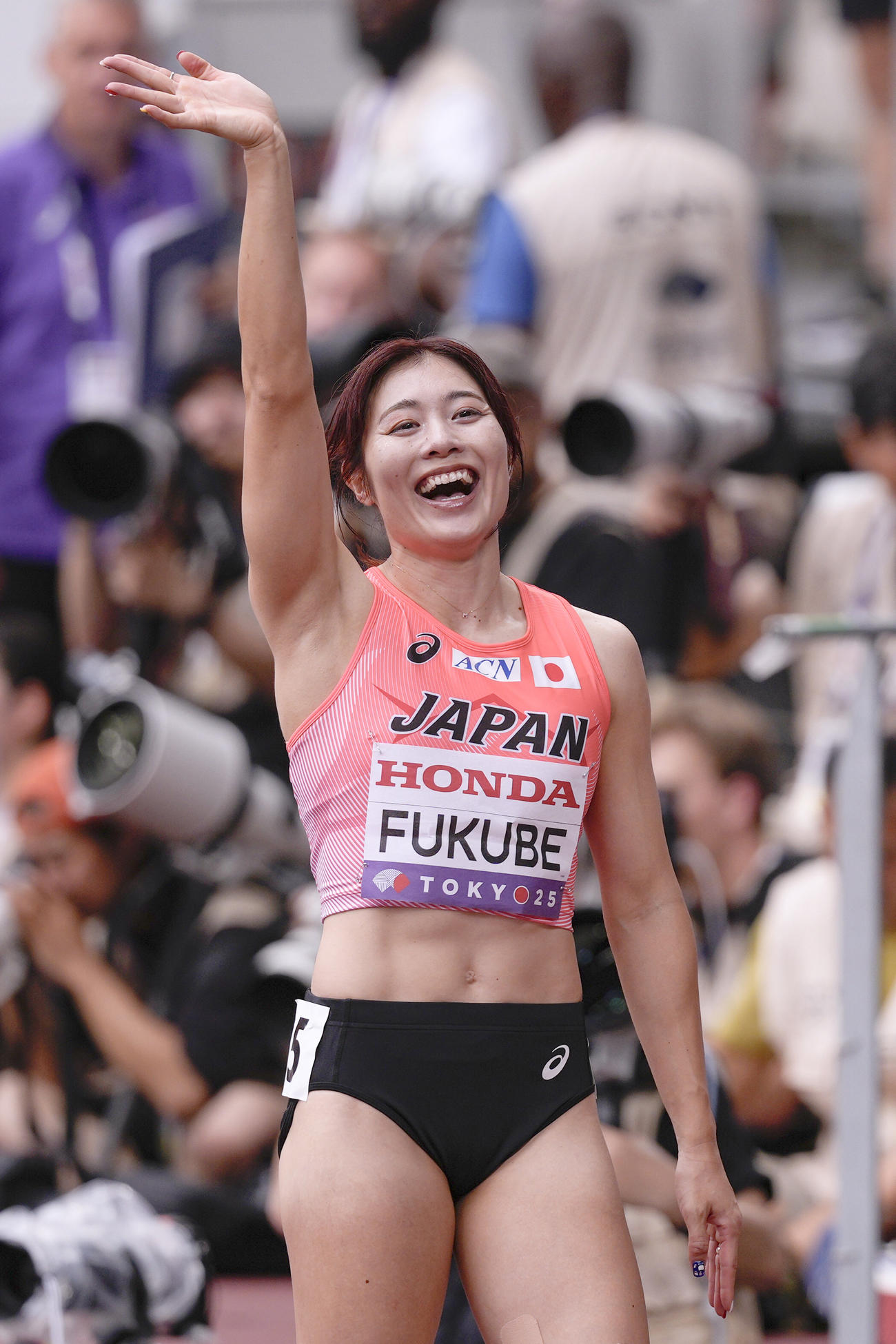 レース後、笑顔を見せる福部真子（共同）