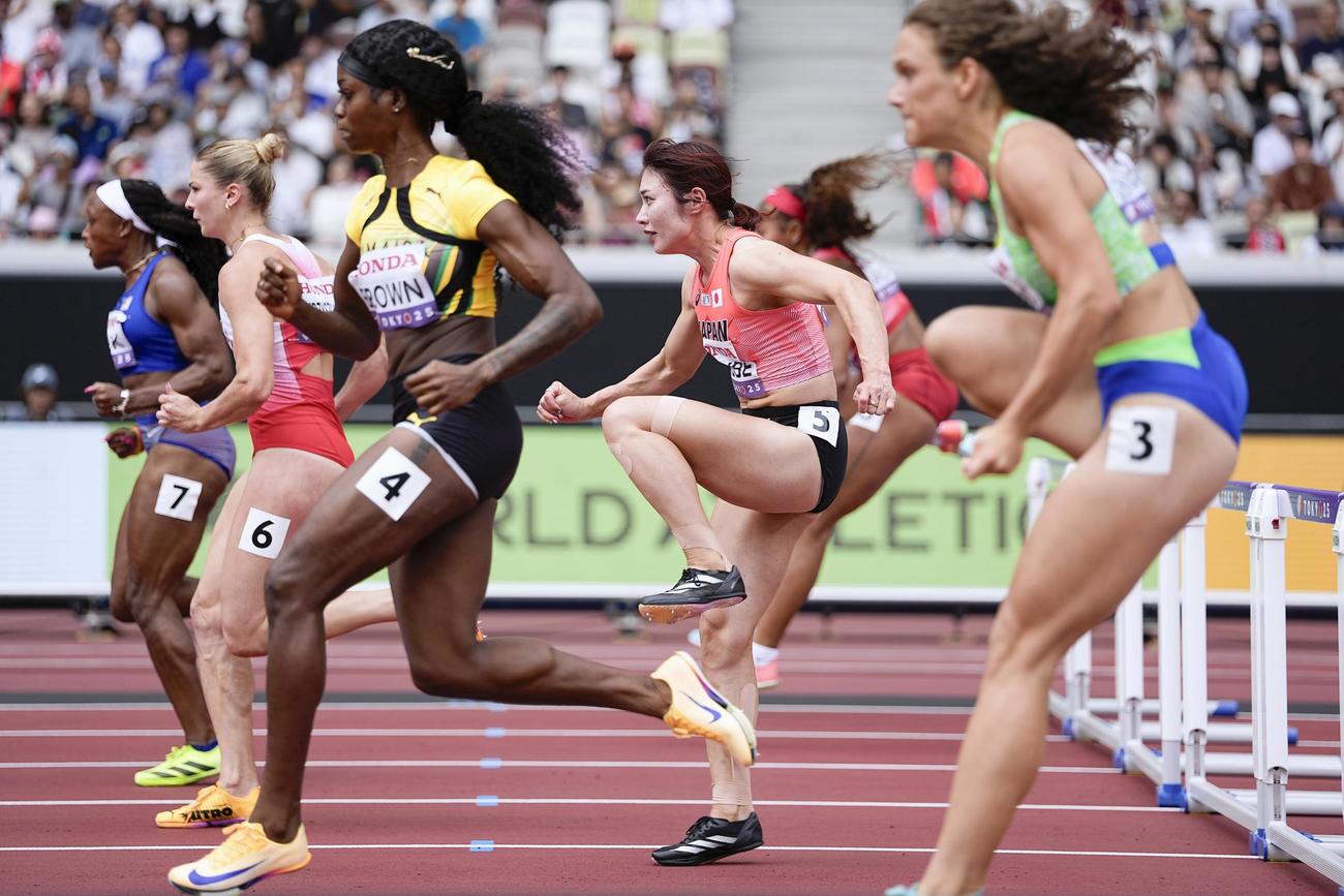 女子100メートル障害予選　力走する福部真子（右から2人目）（共同）