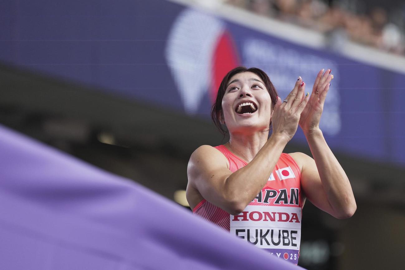 女子100メートル障害予選　レース後、笑顔を見せる福部真子（共同）