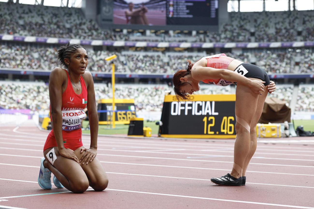 女子100メートル障害予選　レースを終え、一礼する福部真子（共同）