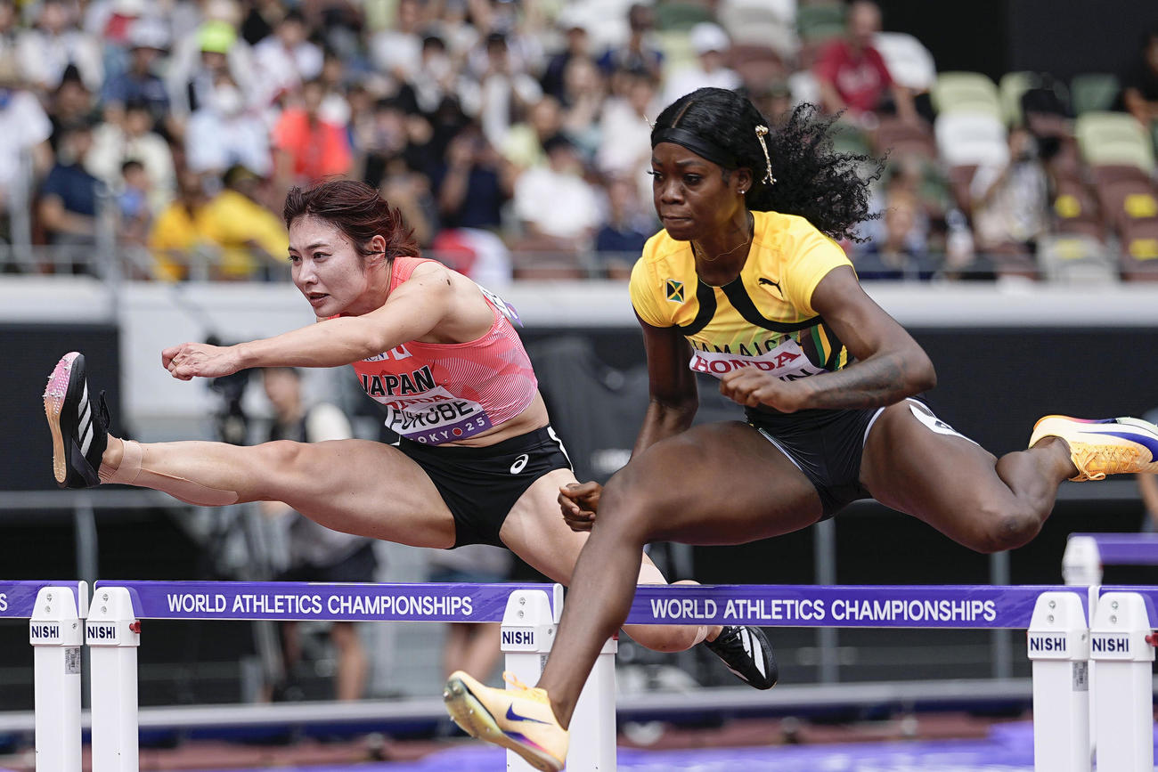 女子100メートル障害予選　力走する福部真子（左）（共同）