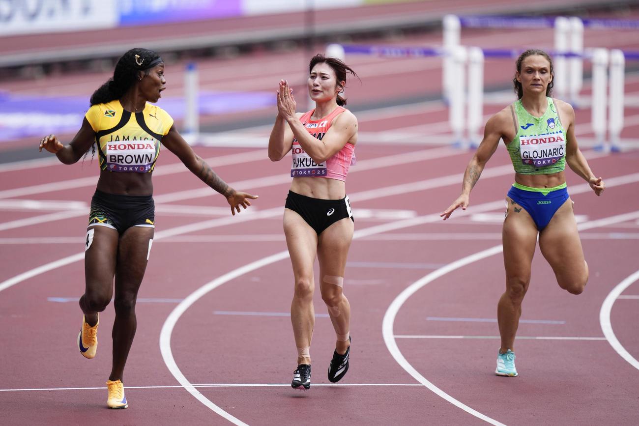 女子100メートル障害予選　ゴールした福部真子（中央）（共同）