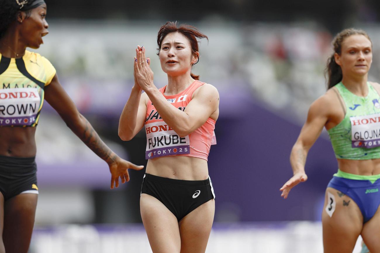 女子100メートル障害予選　ゴールした福部真子（中央）（共同）