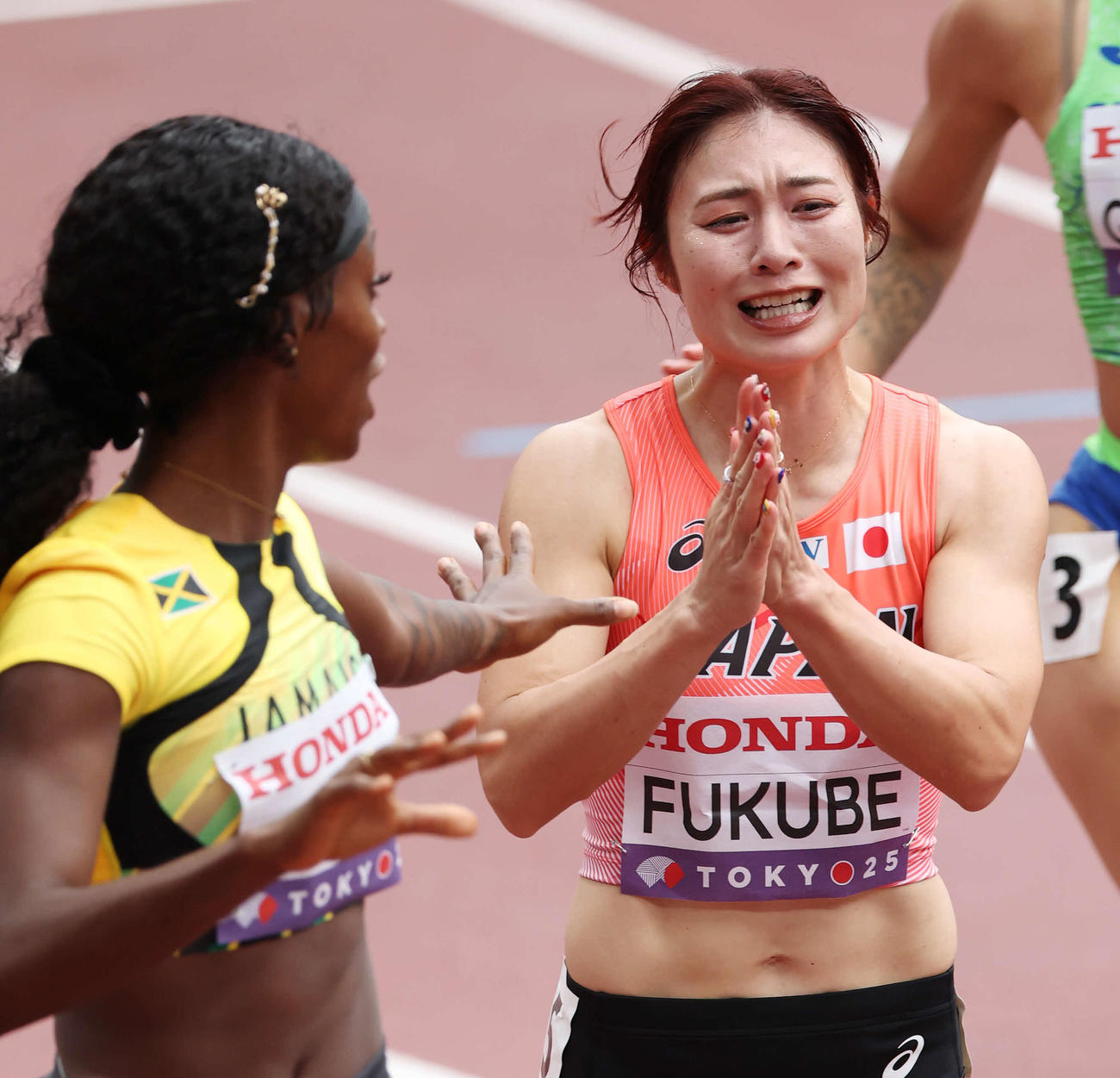女子100メートル障害予選　レース後、ジャマイカのブラウン（左）と交錯しそうになり謝る福部（撮影・宮地輝）