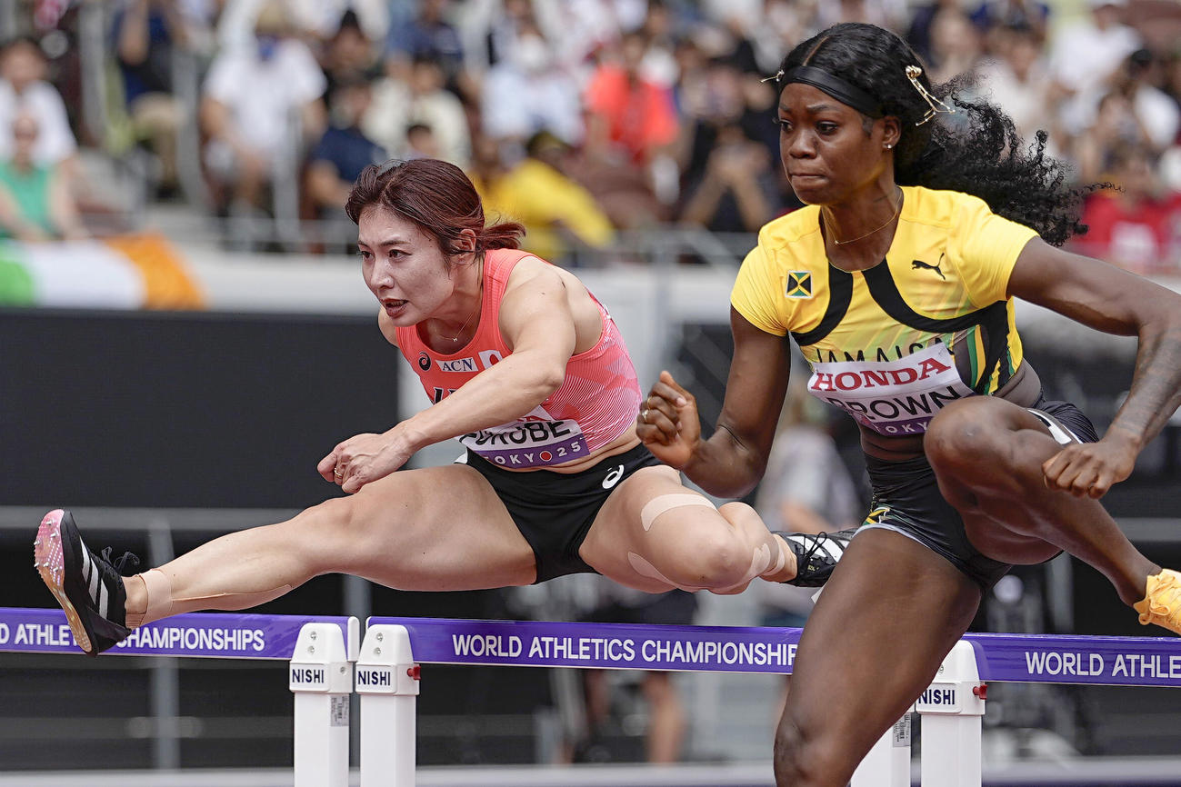 女子100メートル障害予選　力走する福部真子（左）（共同）