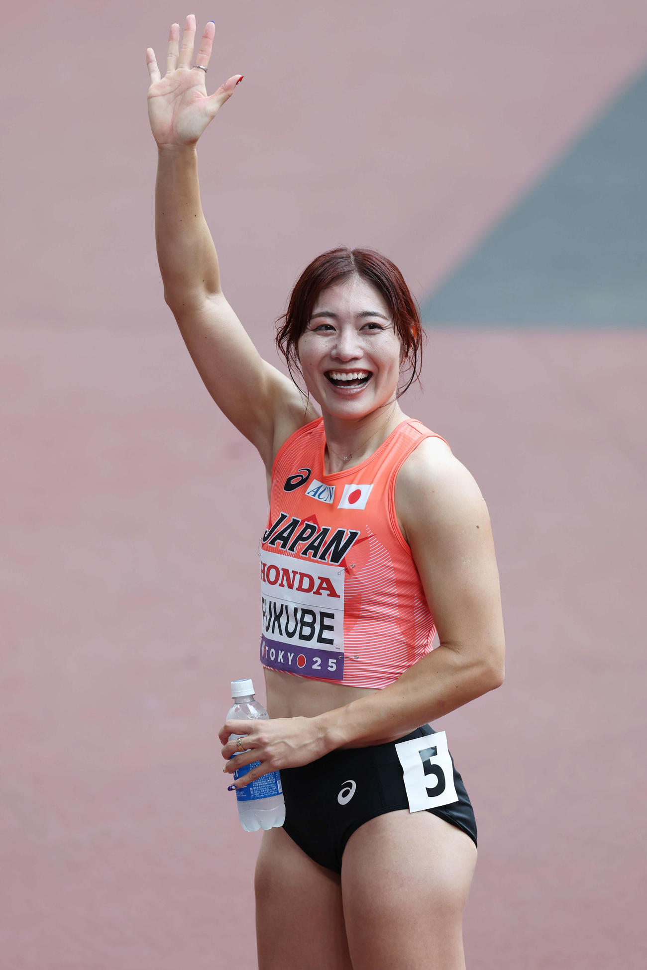 女子100メートル障害予選　準決勝進出を決め笑顔で手を振る福部（撮影・宮地輝）