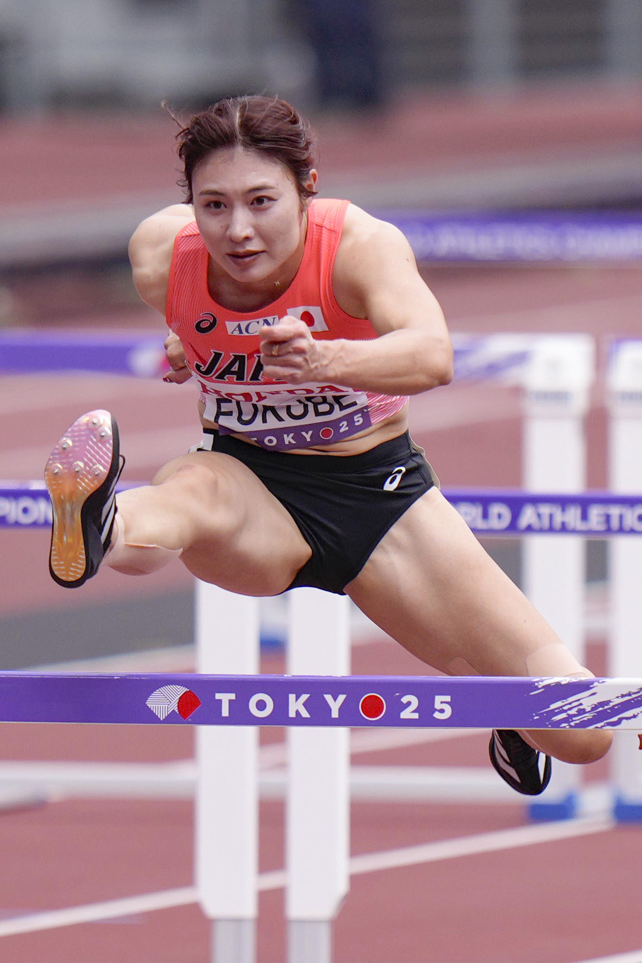 女子100メートル障害予選　力走する福部真子（共同）