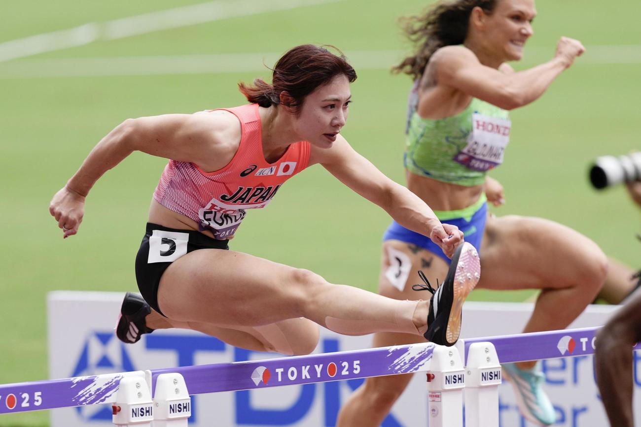 女子100メートル障害予選　力走する福部真子（共同）