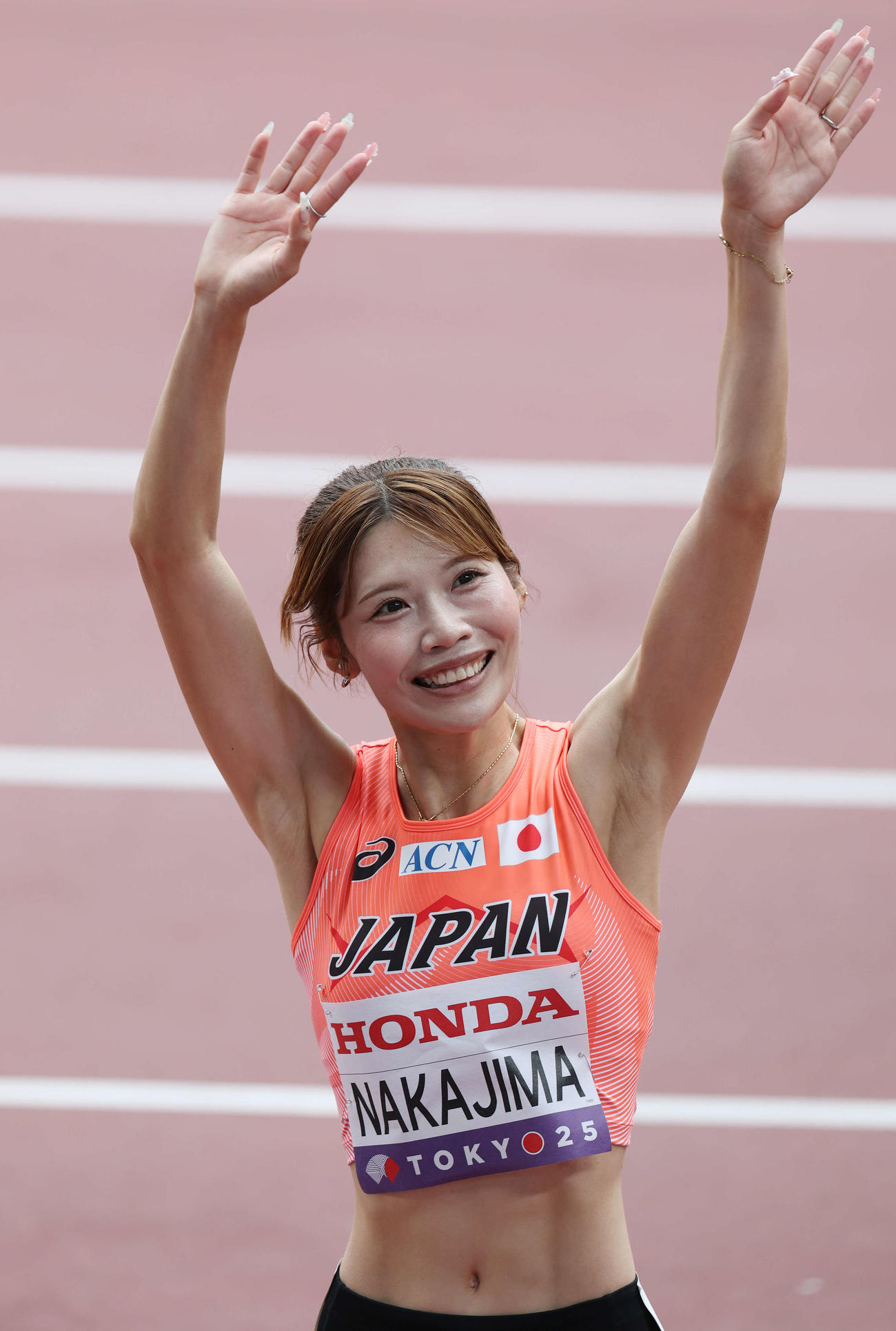 女子100メートル障害予選　準決勝進出を決め笑顔で手を振る中島（撮影・宮地輝）