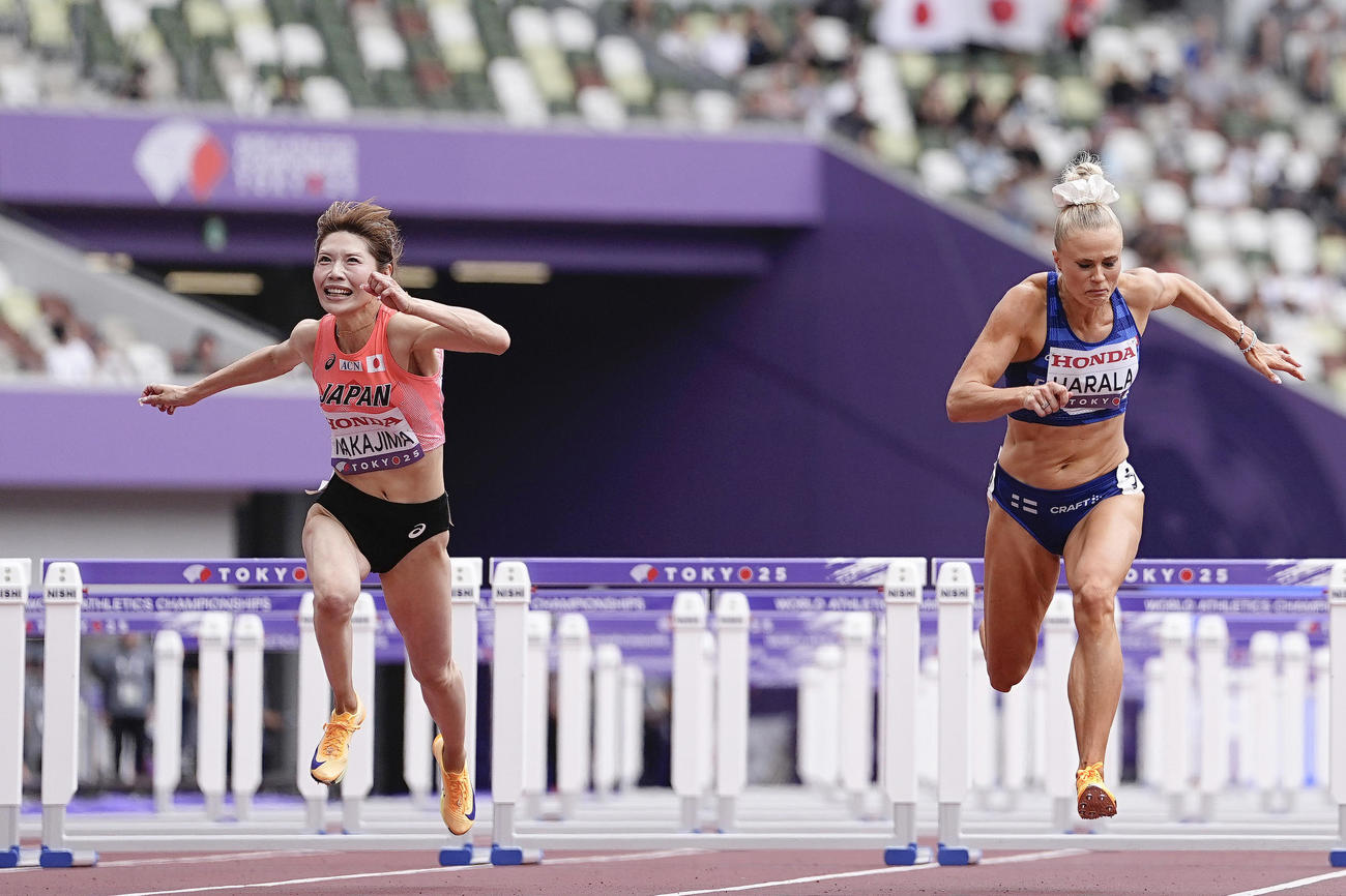 女子100メートル障害予選　ゴールする中島ひとみ（左）（共同）