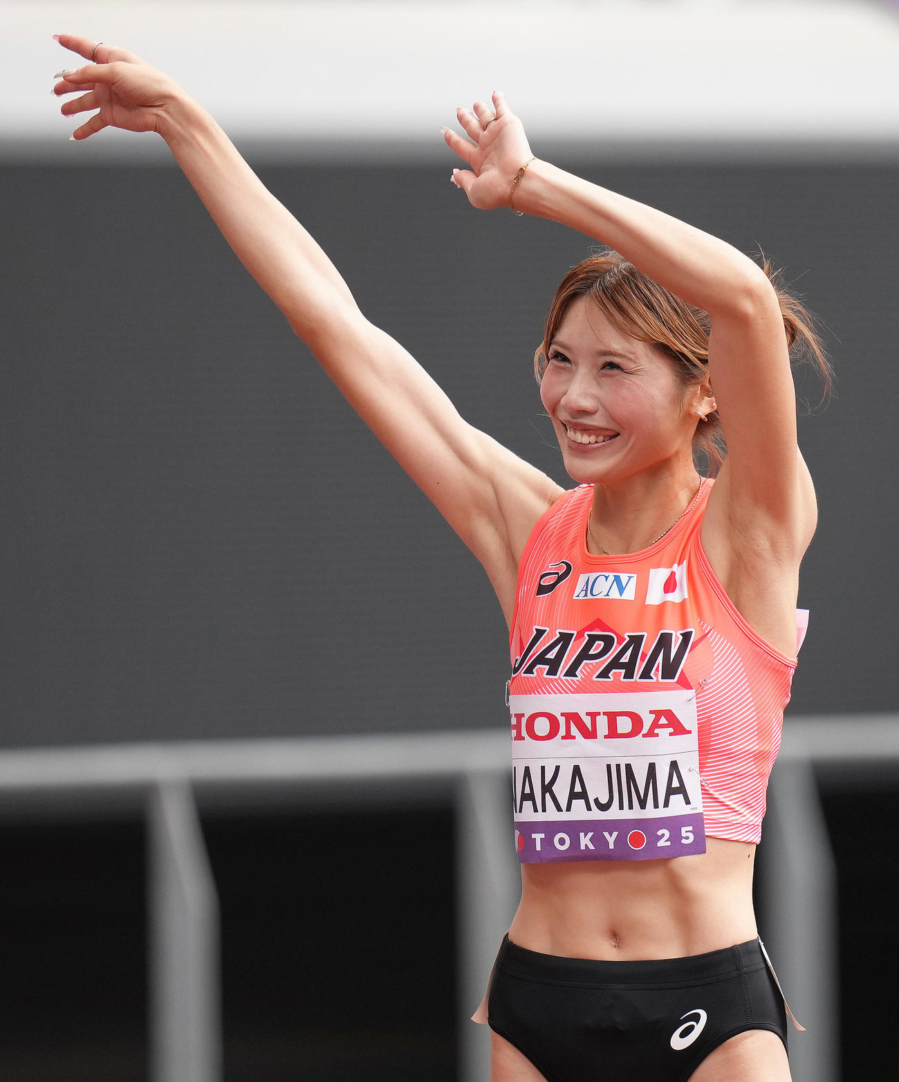女子100メートル障害予選　準決勝進出を決め笑顔を見せる中島（撮影・足立雅史）