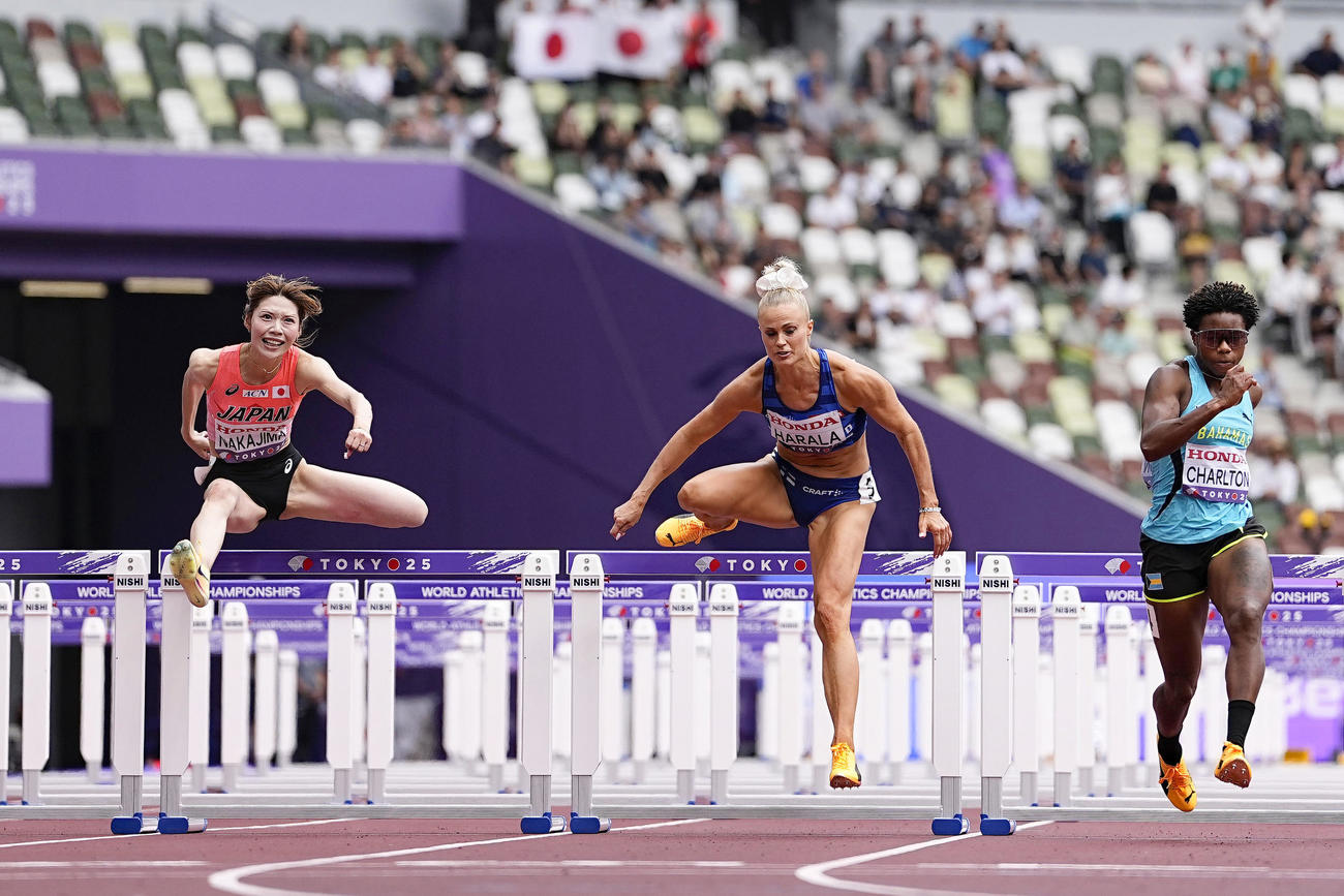 女子100メートル障害予選　力走する中島ひとみ（左）（共同）