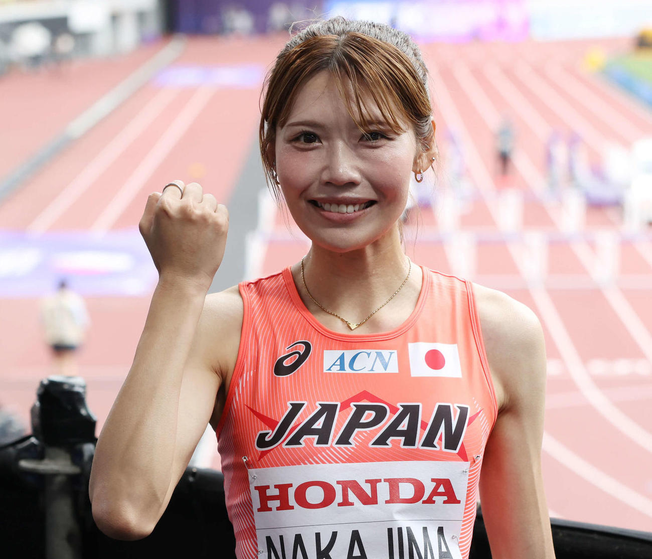 女子100メートル障害予選　準決勝進出を決め笑顔でガッツポーズする中島（撮影・宮地輝）