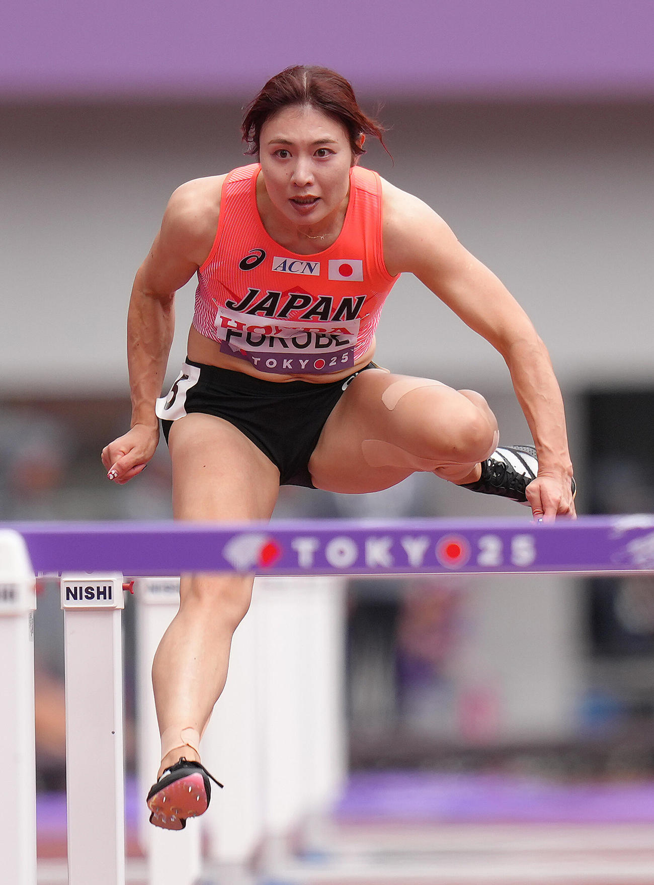 女子100メートル障害予選　力走する福部（撮影・足立雅史）