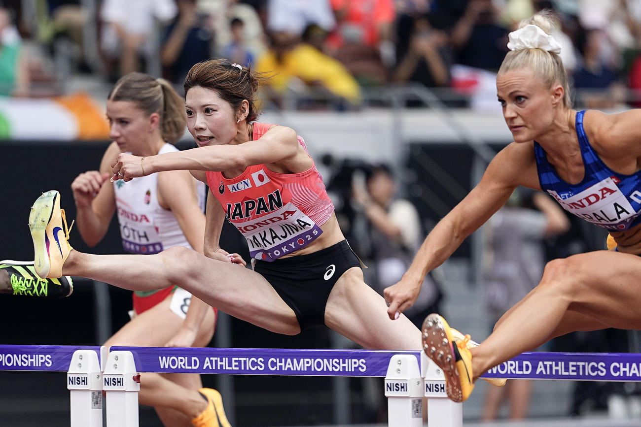 女子100メートル障害予選　力走する中島ひとみ（中央）（共同）