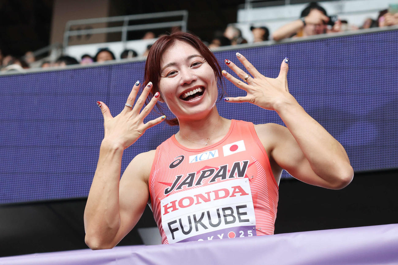 女子100メートル障害予選　準決勝進出を決め笑顔でネイルを披露する福部（撮影・宮地輝）