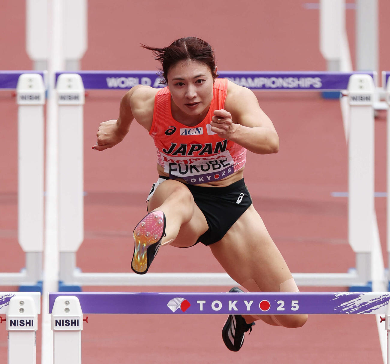 女子100メートル障害予選　障害を越える福部（撮影・宮地輝）