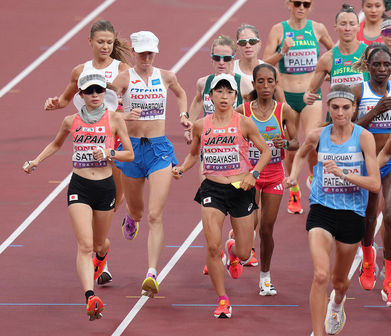 女子マラソン　国立競技場をスタートした佐藤（手前左）、小林（同中央）ら（撮影・足立雅史）