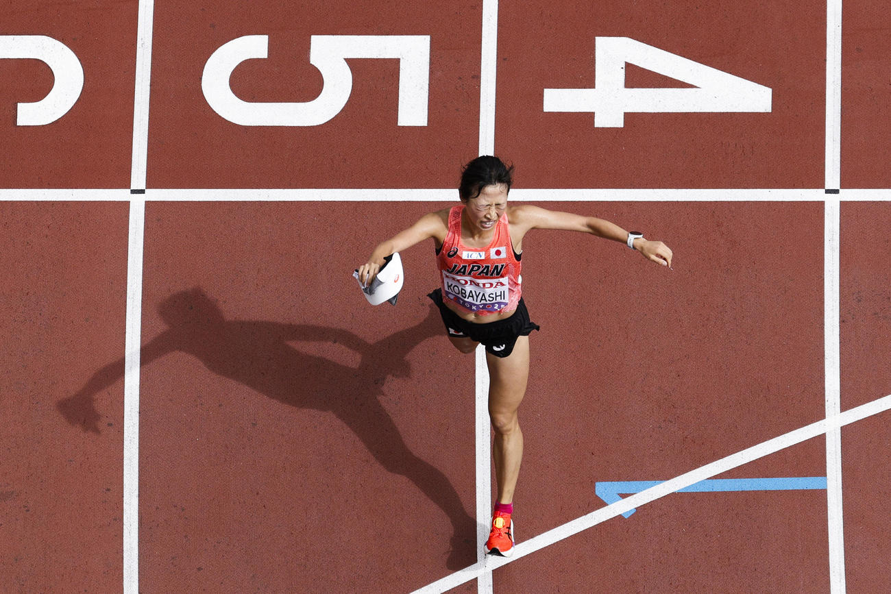 女子マラソン　7位でゴールする小林香菜（共同）