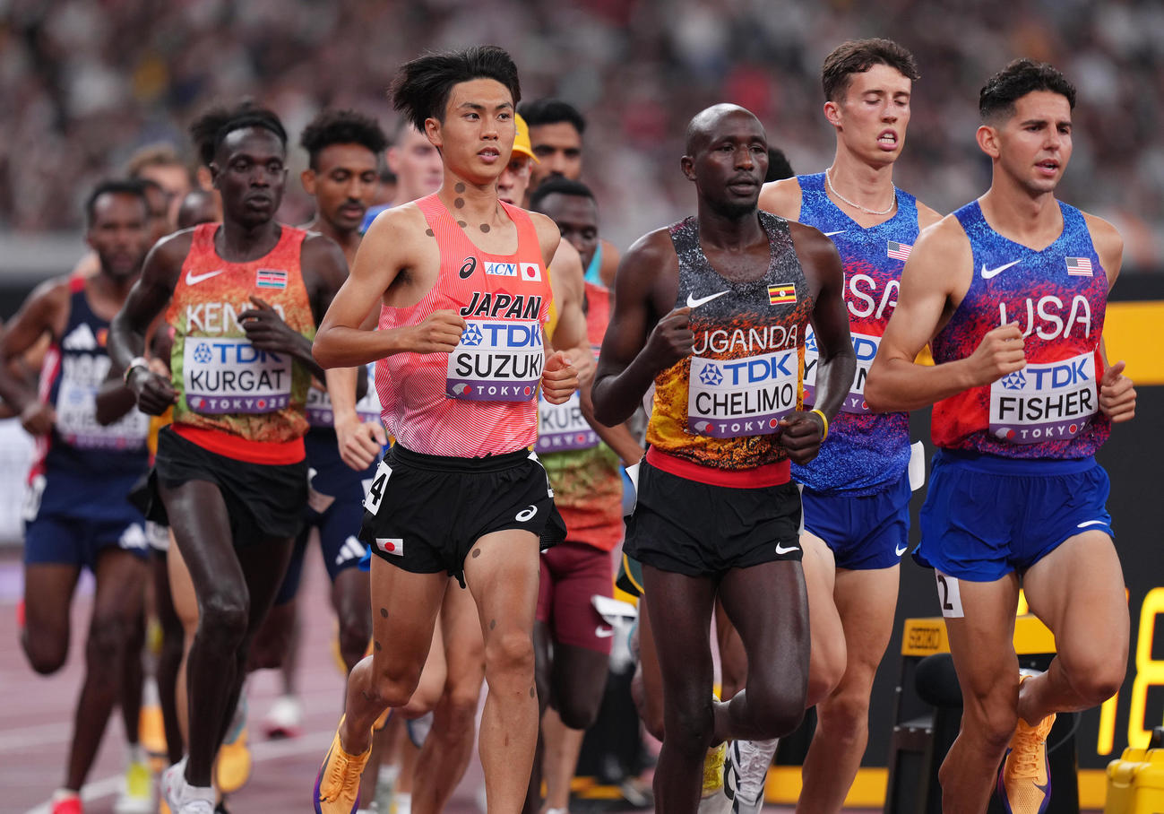 男子1万メートル決勝　力走する鈴木（中央左）（撮影・足立雅史）