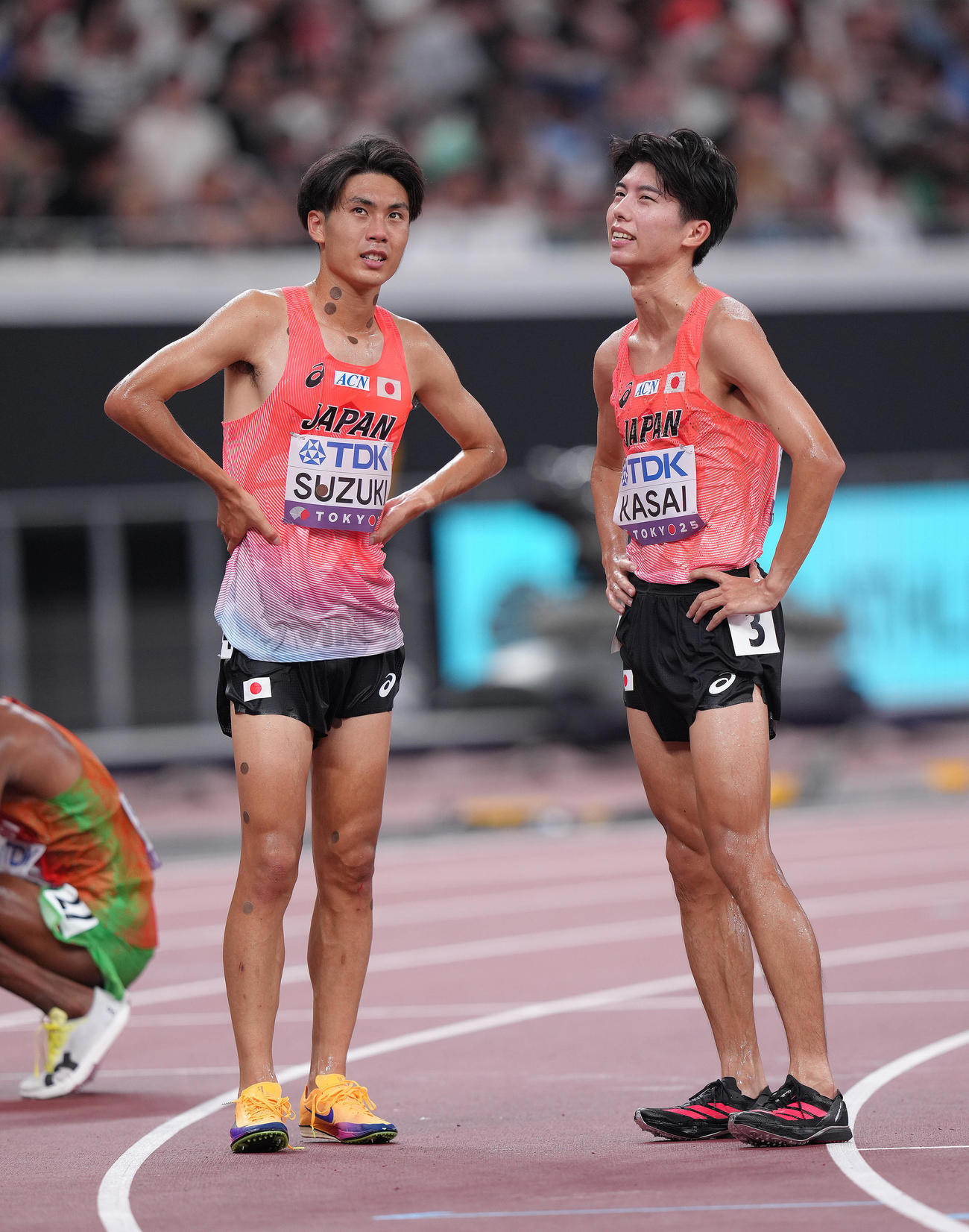 男子1万メートル決勝を終え、会話を交わす鈴木（左）と葛西（撮影・足立雅史）