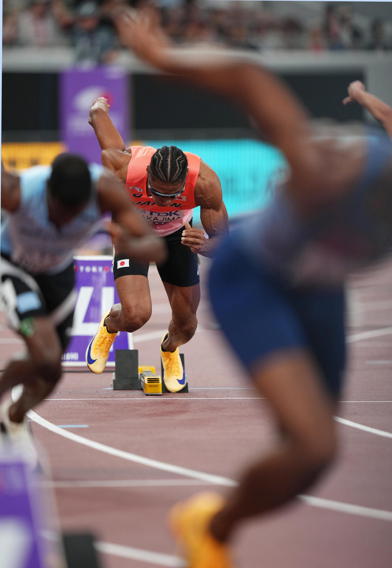 男子400メートル予選、スタートする中島（中央）（撮影・足立雅史）