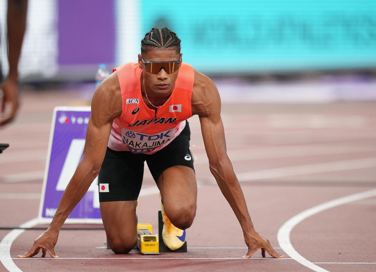 男子400メートル予選でスタートを前に集中する中島（撮影・足立雅史）
