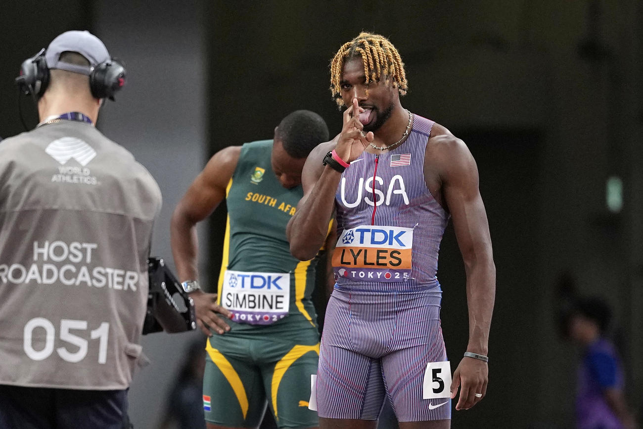 男子100メートル準決勝で、スタート前にポーズするライルズ（AP）