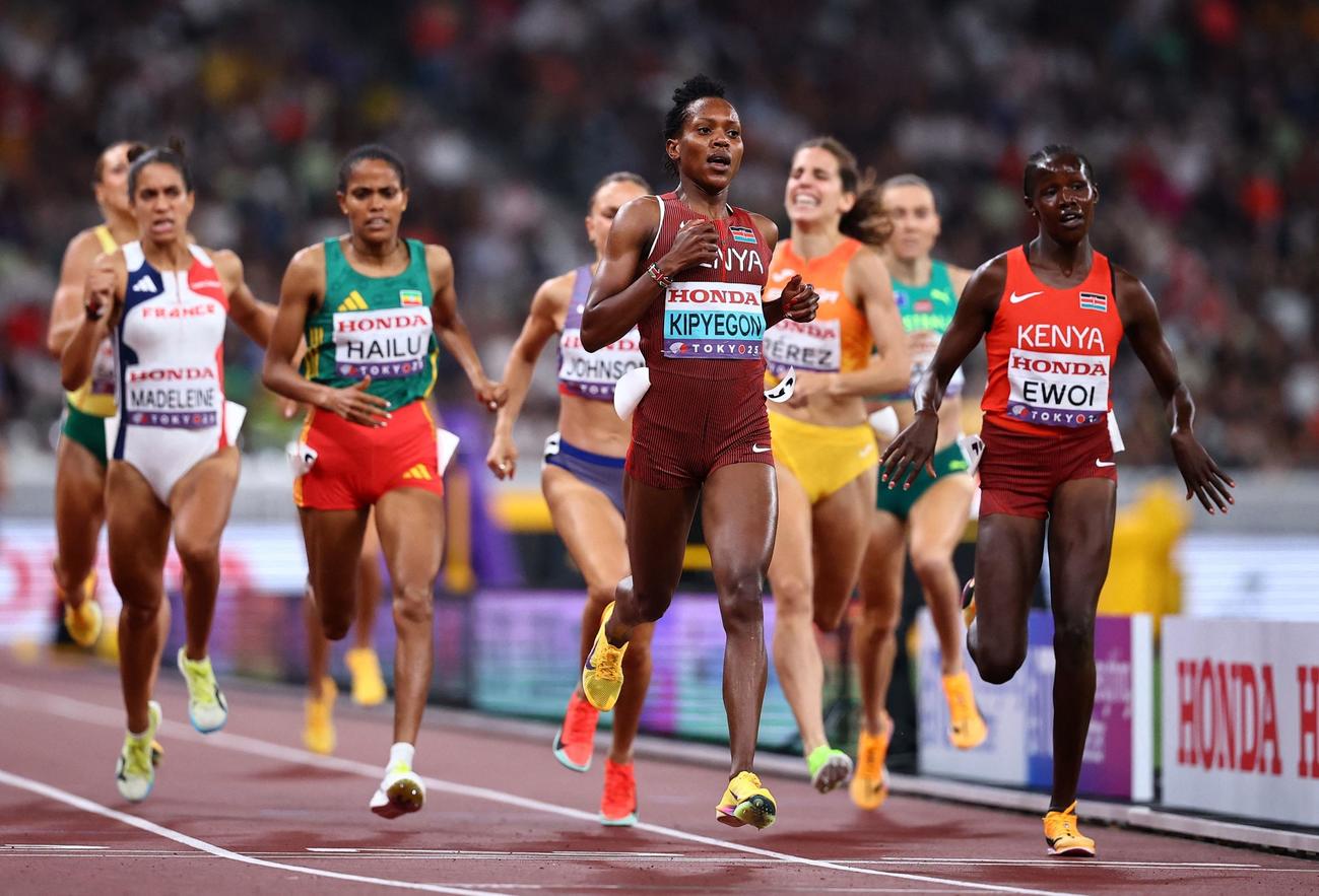 女子1500メートル準決勝　1組3位で決勝進出を決めたハイル（左から2人目）（ロイター）