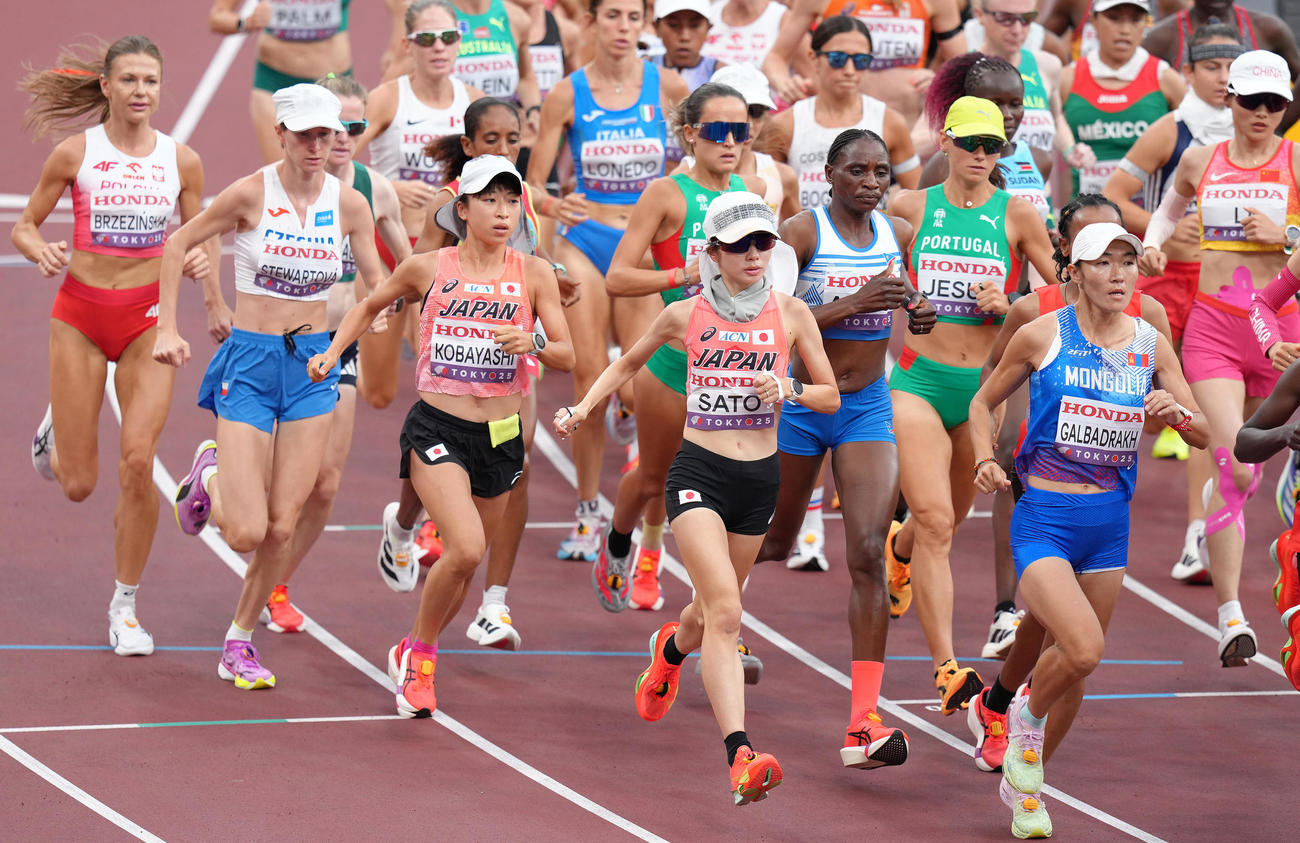 女子マラソン　国立競技場をスタートした小林（中央左）、佐藤（同右）ら（撮影・足立雅史）