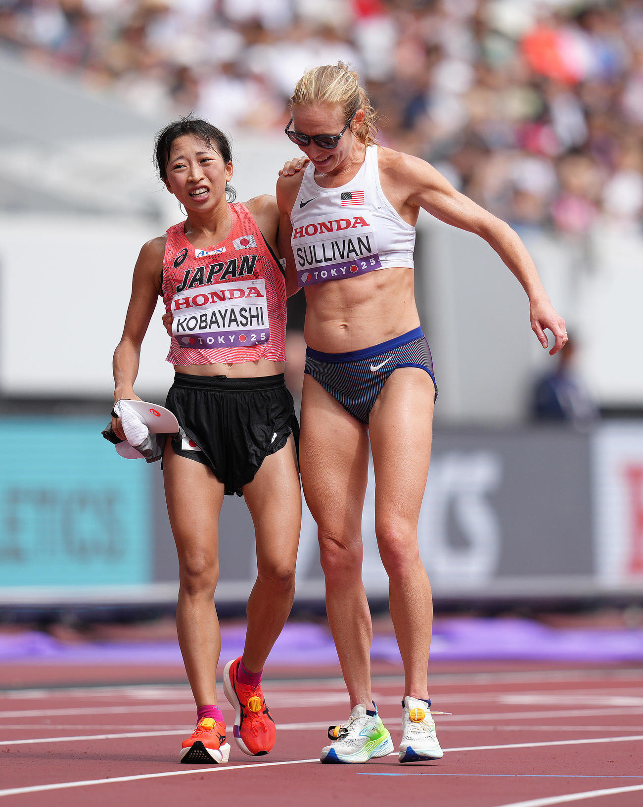 女子マラソン　7位入賞の小林（左）は米国のサリバンと健闘をたたえ合う（撮影・足立雅史）