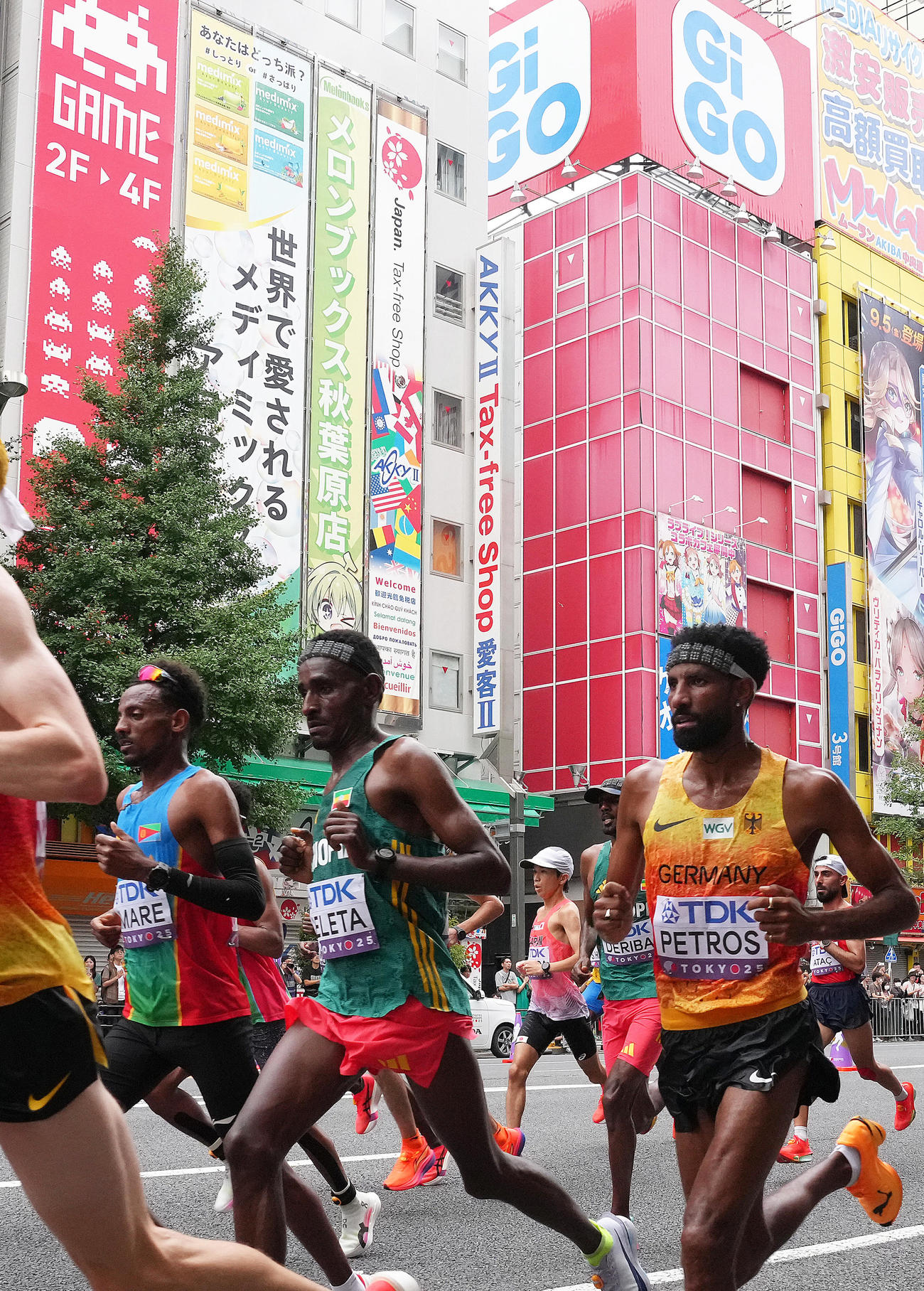 男子マラソン　秋葉原付近を通過する吉田（後方中央白い帽子）（撮影・足立雅史）
