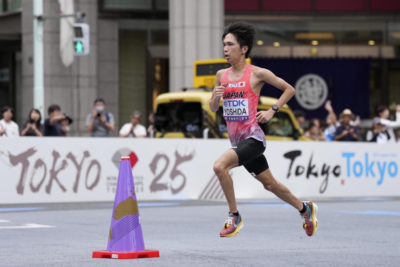 男子マラソン　力走する吉田祐也＝東京都内（共同）