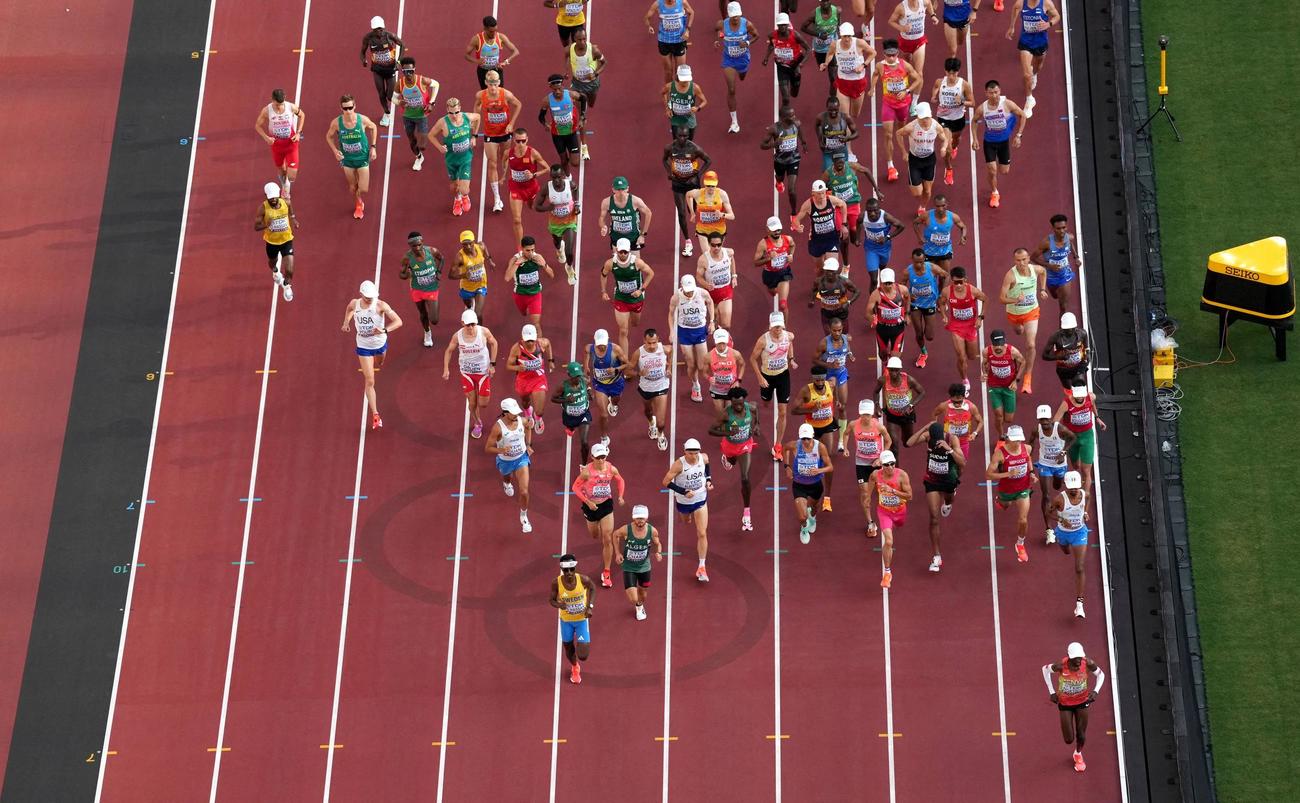 陸上世界選手権の男子マラソンで国立競技場を走る選手たち（ロイター）