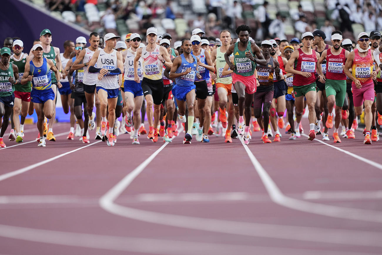 陸上世界選手権の男子マラソンをスタートした選手たち（AP）