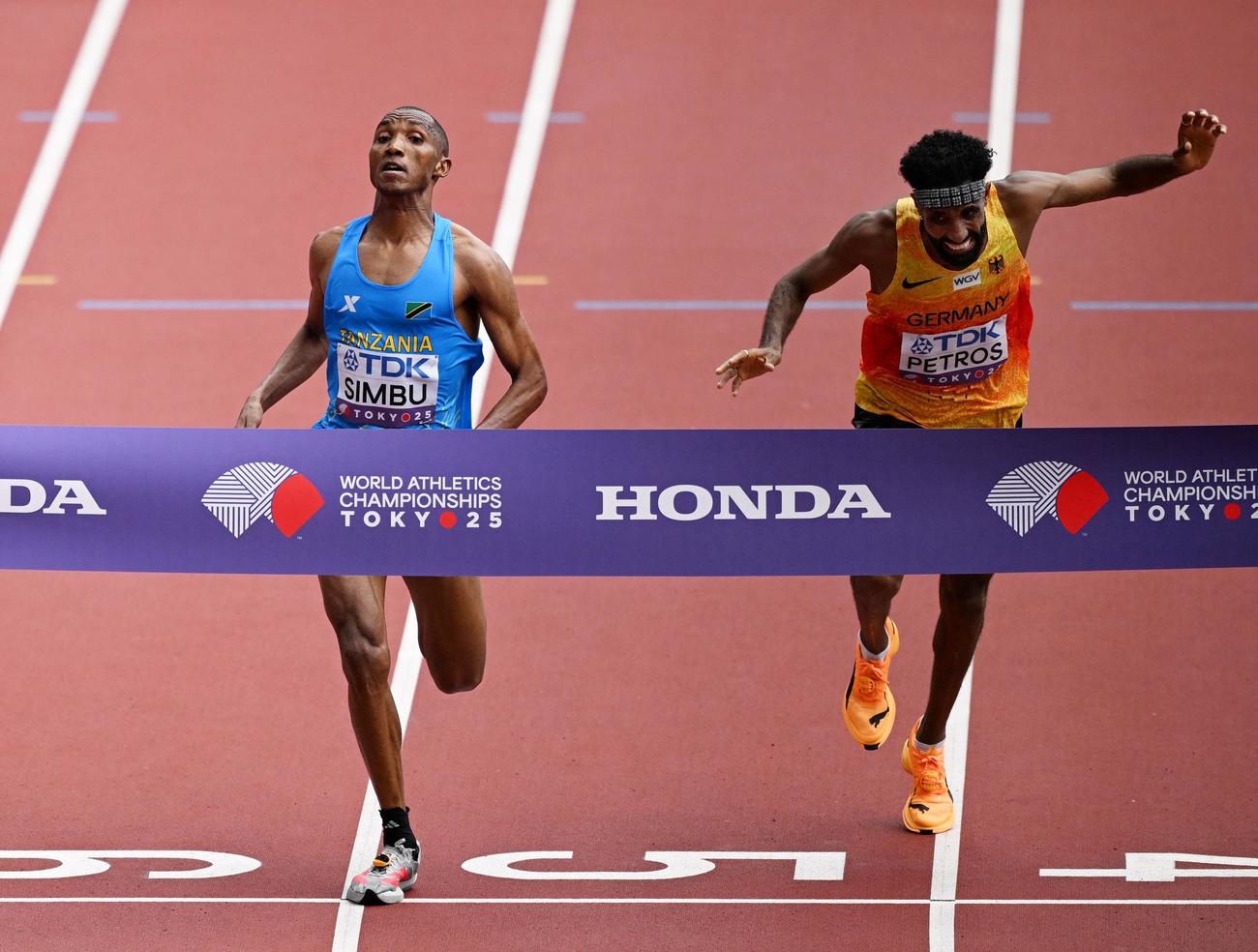 42.195キロを走り、同時にゴールするタンザニアのアルフォンス・シンブ（左＝1位）とドイツのアマナル・ペトロス（2位）（ロイター）